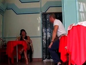 Grosse milf ronde suce une bite