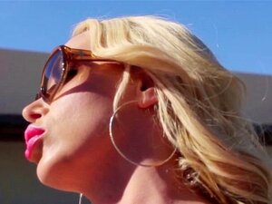 Nikki Benz se fait baiser le gode-ceinture de sa chatte. Nikki Benz se