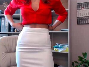 Sous la jupe d'une culotte amateur non nue