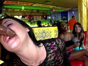 Des strip-teaseurs mâles élancent une grosse bite lors de cette