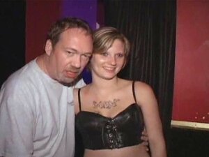 Salope gangbang se fait tatouer la chatte !