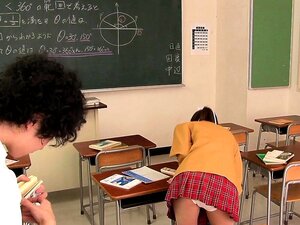 Une écolière japonaise suce une bite en classe