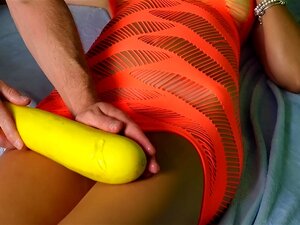 gros gode insertions de courgettes jaunes chatte étirant d'énormes