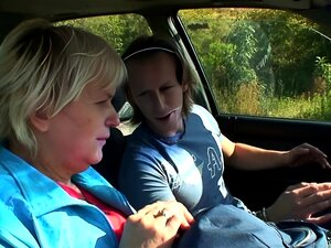 Une grand-mère de 70 ans se fait clouer dans la voiture