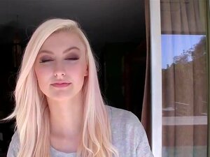 Belle blonde mignonne nouvelle dans le porno
