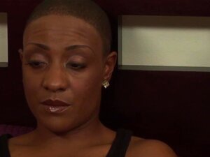 MILFs lesbiennes se font tripoter et baiser la chatte