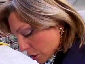 Patronne mature et son employée