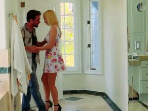 La blonde Bailey Brooke baise sa meilleure amie en chaleur