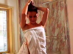 Une nana en chaleur sous la douche chevauche une grosse bite. Le corps
