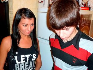La brune sexy Karen se fait baiser par une bite dure en levrette