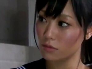 asiatique s'embrassant profondément et baveusement