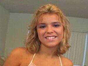 Regardez son petit corps tout prendre pendant qu'elle supplie pour