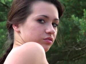 La beauté fume avant de se masturber en plein air devant la cam