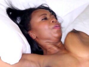 Petite ébène à gros seins se fait gicler