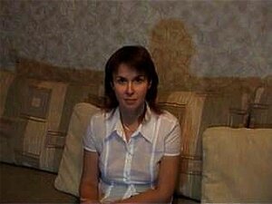 Prof mature russe mène une leçon sexy ! Vidéo amateur !