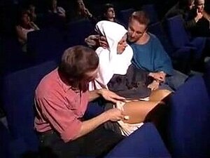 Une nonne au cinéma