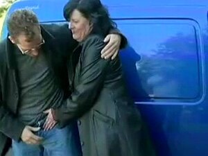 Vieille maman folle se fait baiser dur en suçant une grosse bite