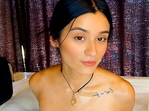 Une fille maigre mignonne et sexy dans un jacuzzi ~ Nue et avec de la