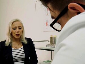 HITZEFREI Lilli Vanilli baisée par la grosse bite de son médecin