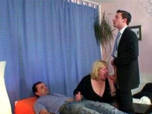 Mamie fait une double pipe et se fait prendre en levrette. Mamie fait