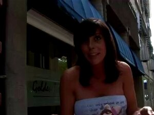 Vraie salope mature d'amsterdam suce un touriste