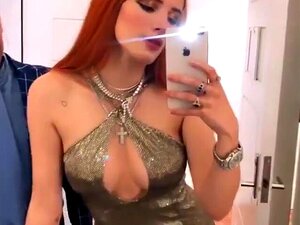 Bella Thorne aux cheveux roux et montrant son décolleté dans une