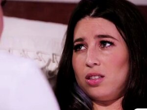 La Dre Angela White aux gros seins s'assoit sur le visage de sa