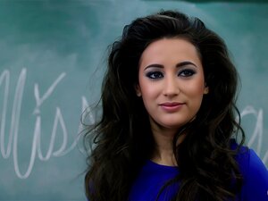 Angela White et Georgia Jones punissent les écolières capricieuses