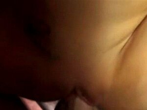 Brune attrape ses seins pendant qu'elle se fait pilonner la chatte.