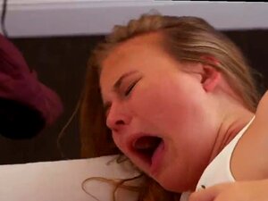 La belle-fille de maman et son acolyte, Alyssa, se fait plaisir avec