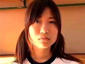 Une jolie orientale avec un cul fabuleux suce et baise un