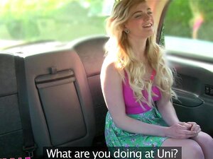 Une étudiante de Fake Taxi Post lèche sa première chatte mouillée