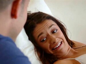 Demi-sœur donnant du plaisir à son demi-frère. Baiser sa chatte