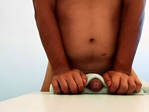 Gros plan de l'éjaculation mains libres de la grosse bite