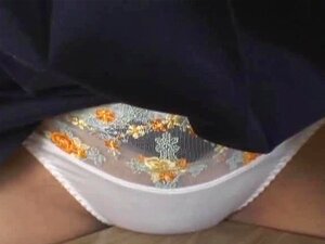 Bombe japonaise chaude reçoit une éjaculation sur ses seins non
