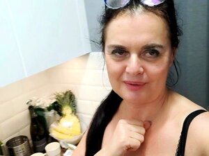 Elle piétine son mec pour le plaisir