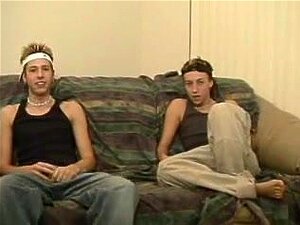 Deux twinks gays chauds se branlent ensemble. Deux mignons garçons