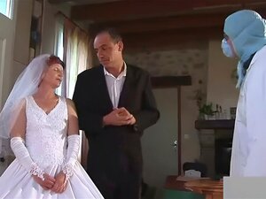 Mamie a fisté avec une robe de mariée. vieille femme ouvre grand sa