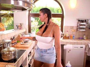 Chloe - Visse de cuisine à gros seins. Chloe