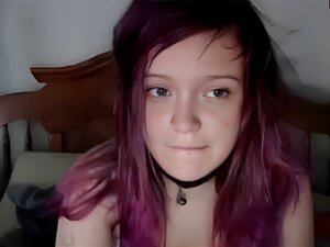 Une mignonne avec un ensemble parfait de nichons doit voir