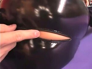 Regardez cette chaude MILF japonaise devenir sauvage avec du latex et