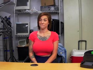De gros tétons et tatouages font baiser cette patronne en chaleur par