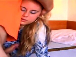 Ce miel n'aime pas le sperme dans l'ouverture du visage