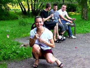 Les jolies mignonnes russes sont dans la rue