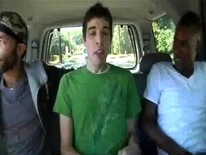 Des mecs noirs musclés et chauds humilient des twinks blancs hardcore