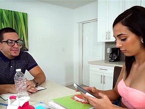 Malina Mars dans Never Judge A Book By Its Cover - Soumise. La sexy et