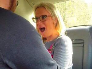 Une MILF blonde chauffeur de taxi baise son gros client. Une MILF