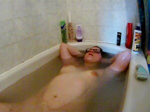 Vendredi 13 je me fais doigter dans le bain