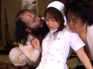 Baise gangbang brutale, une nana sage reçoit une partouze perverse