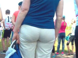 Gros cul mature en pantalon blanc. Milfs 45-50 ans et fille 25-30 ans
